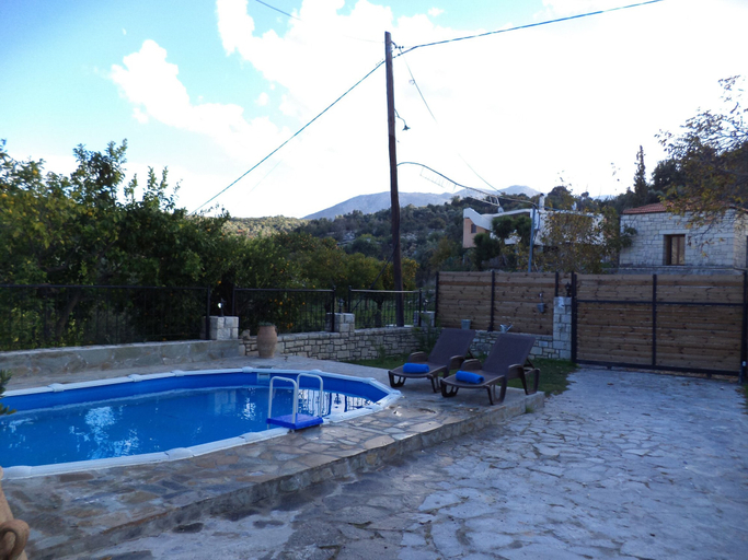 Sport & Beauty 4, Rural Spacious Villa with Pool at Central Crete, Crete