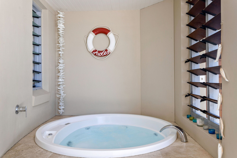 Bathroom 4, Jades on Lawson 2, Byron