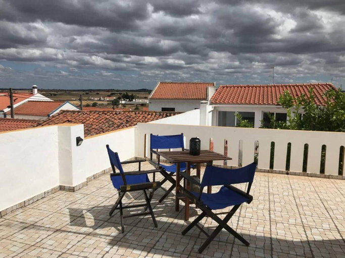 Others 4, Charming 5-bed House in Granja, Mourão