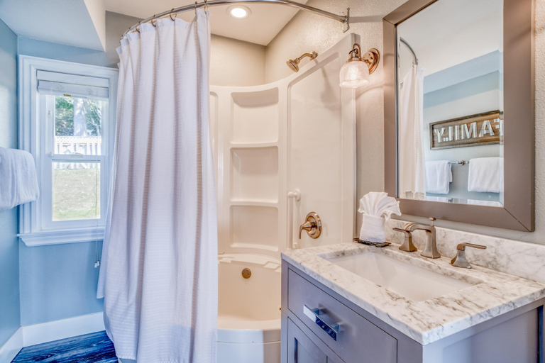 Bathroom 3, Depoe Bay Whalehouse, Lincoln