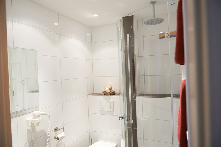 Bathroom 4, Hotel-Restaurant Zum Karpfen, Miltenberg