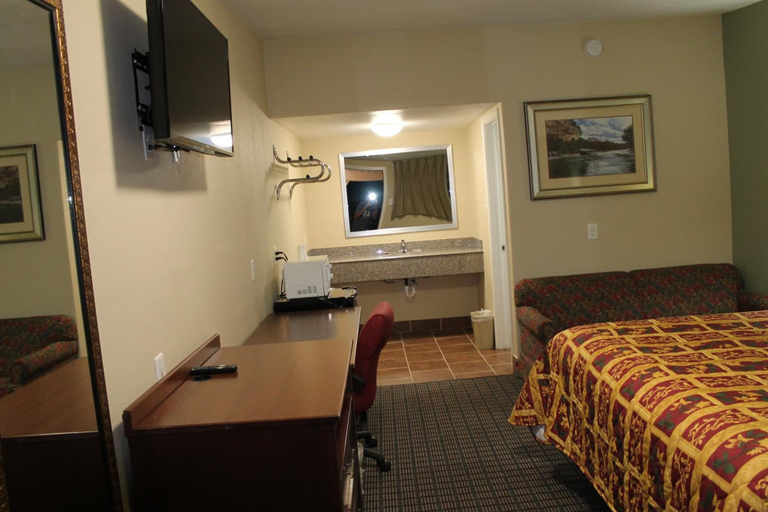Bedroom 2, American Inn & Suites, Lamar