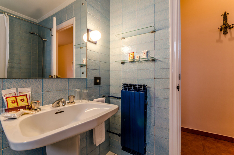 Bathroom 4, Temple Pradorrey, León
