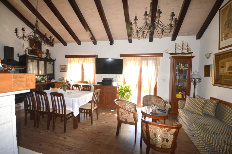 Food & Drinks, Lazzaro Apartments