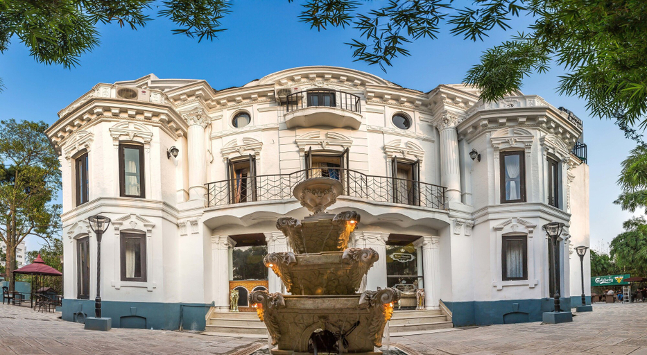 Exterior & Views