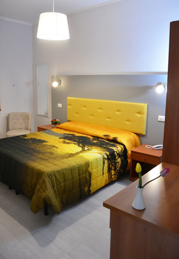 Bedroom 2, City Hotel, Lucca