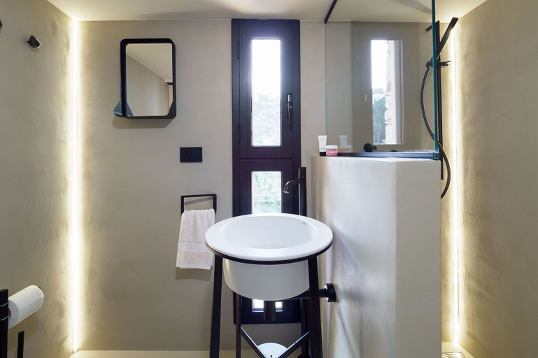 Bathroom 4, Torre Isola Bella, Messina