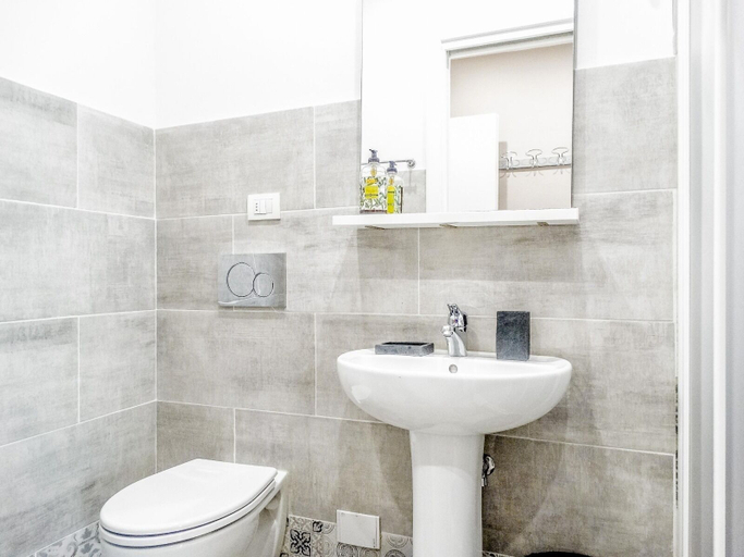 Bathroom 4, Il Giglio Guest House, Florence