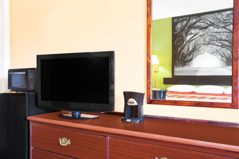 Others 5, Americas Best Value Inn Darien, McIntosh