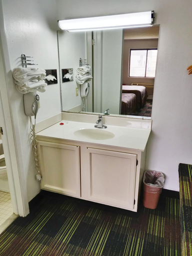 Bathroom 4, Sprucewood Inn, Lorain