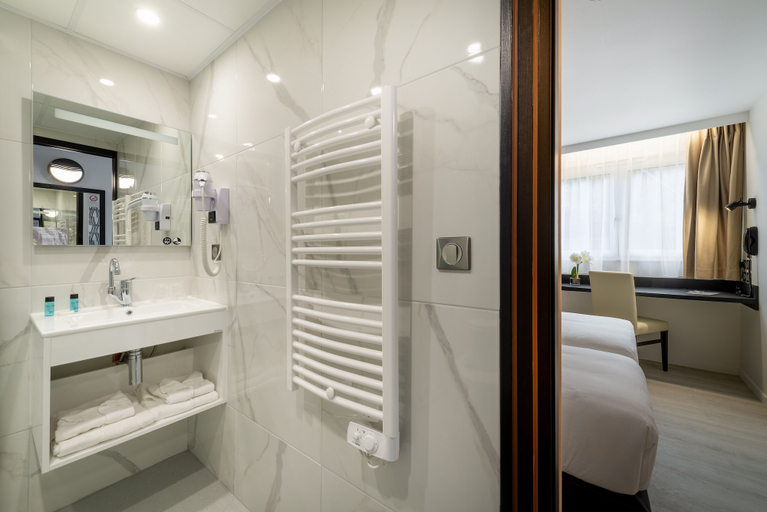 Bathroom 4, Hotel Zenith Caen, Calvados