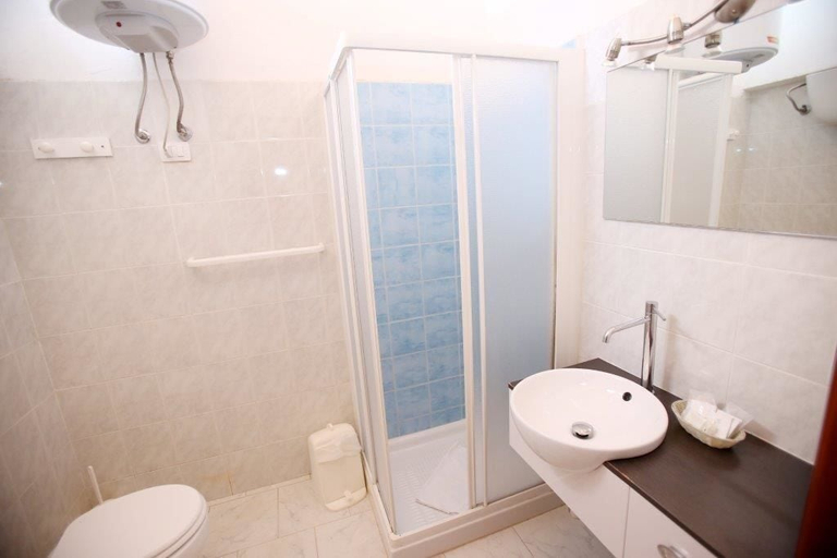 Bathroom 3, Hotel Paola, Carbonia-Iglesias
