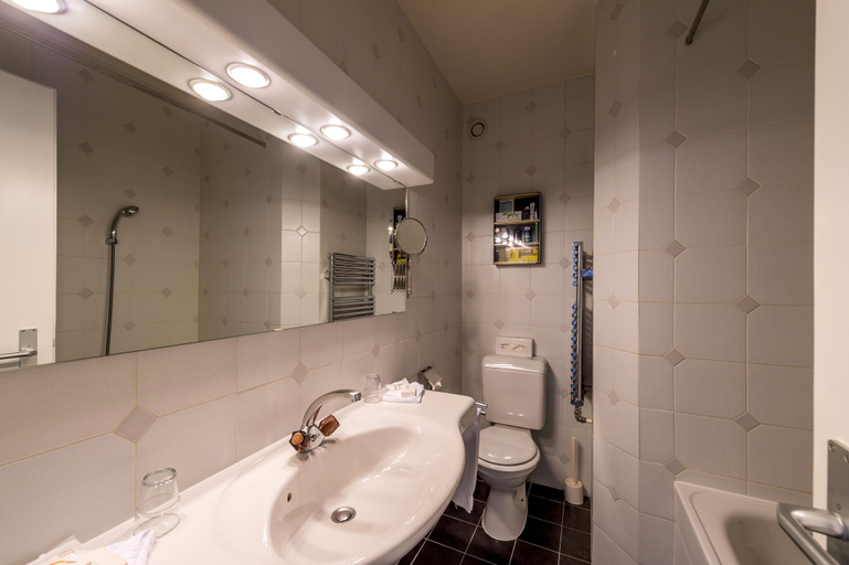 Bathroom 4, Hotel Churchill, Genève