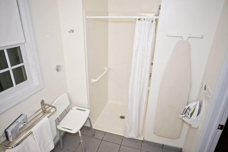 Bathroom 5, Chalet Motel Mequon, Ozaukee