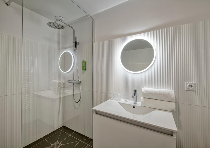 Bathroom 5, Alba Hotel Lac d'Orient, Aube