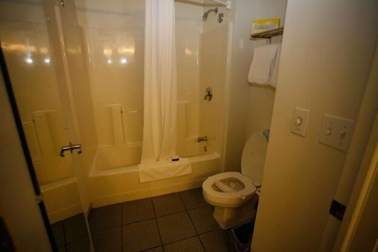 Bathroom 4, Chalet Motel Mequon, Ozaukee