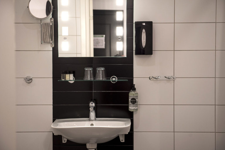 Bathroom 4, Donners Hotel, Gotland