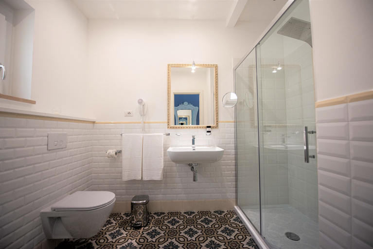 Bathroom 5, Sui Generis, Vibo Valentia