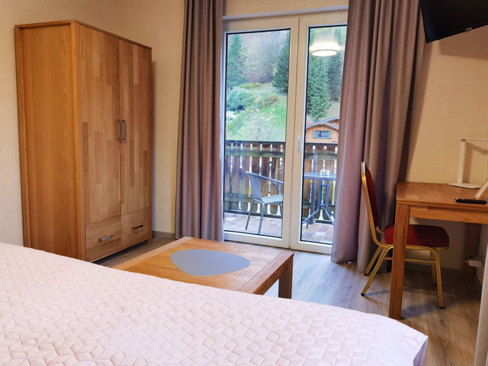 Bedroom 2, AM BERG Hotel, Osterode am Harz