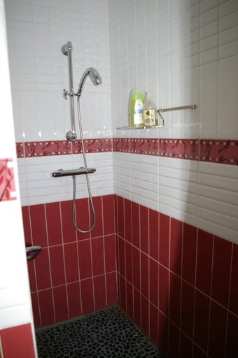 Bathroom 5, La Cognee, Haute-Garonne