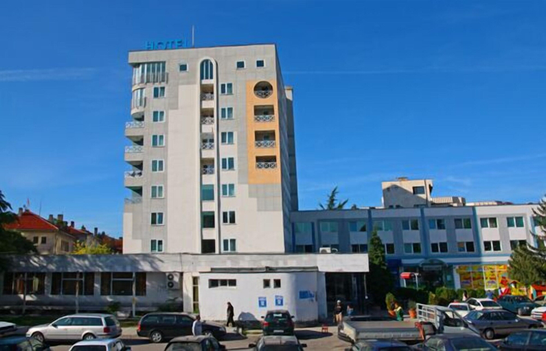 Exterior & Views