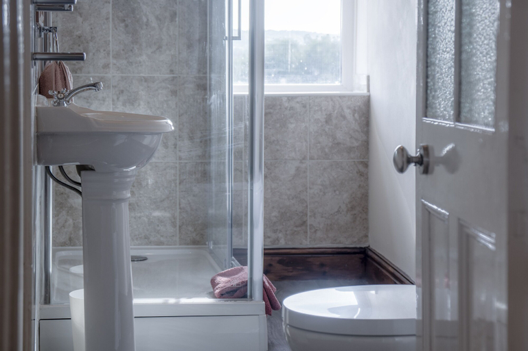 Bathroom 3, Dragons Den - 2 Bedroom Apartment - Tenby, Pembrokeshire