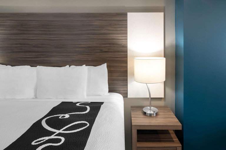 Bedroom 4, La Quinta Inn & Suites by Wyndham Forsyth, Monroe