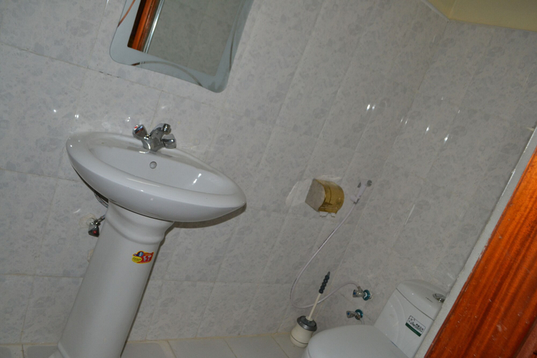 Bathroom 3, Muramia Motel, Bwamba