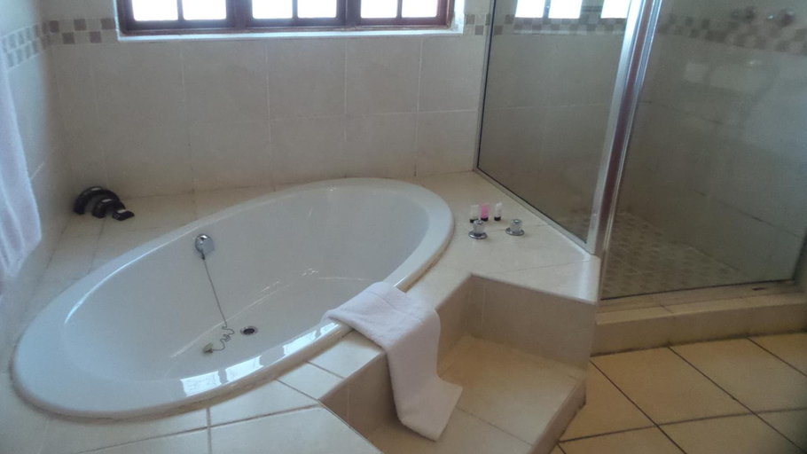 Bathroom 5, Monchique Guest House, West Rand