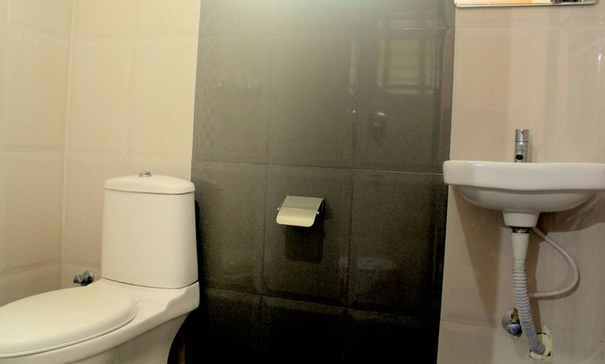 Bathroom 4, Pine Tree Munnar, Idukki