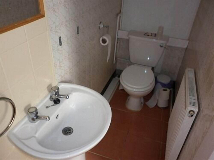 Bathroom 3, The Marnoch Hotel, Blackpool