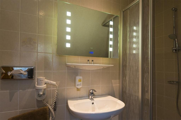 Bathroom 5, Hotel Dorheimer Hof, Wetteraukreis