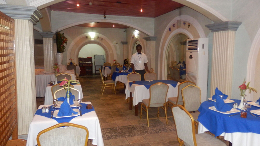 Food & Drinks 4, Hotel Royal Palace, Wouri