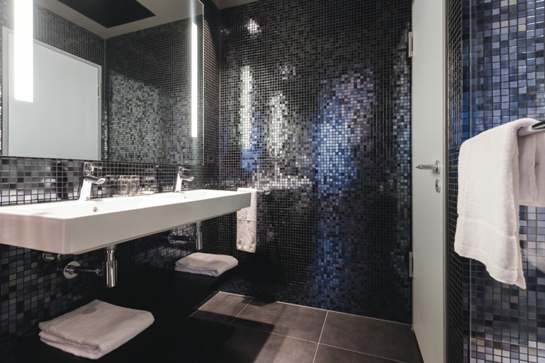 Bathroom 5, Hotel Riu Plaza Berlin, Berlin