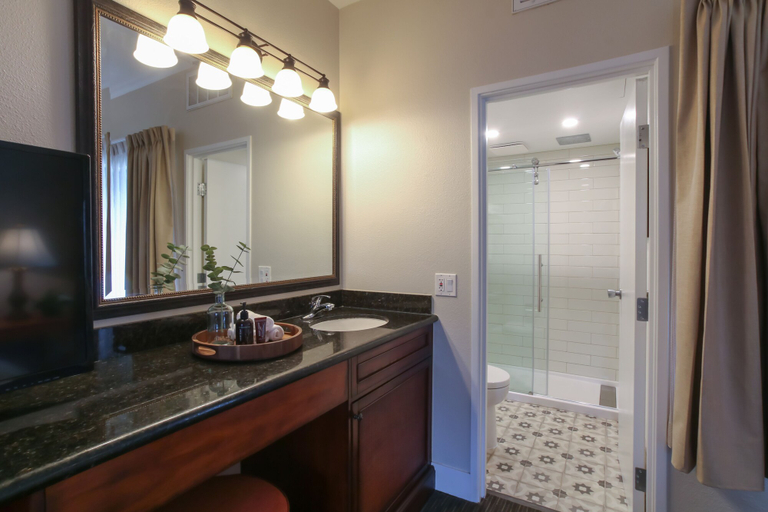 Bathroom 5, Oxford Suites Pismo Beach, San Luis Obispo