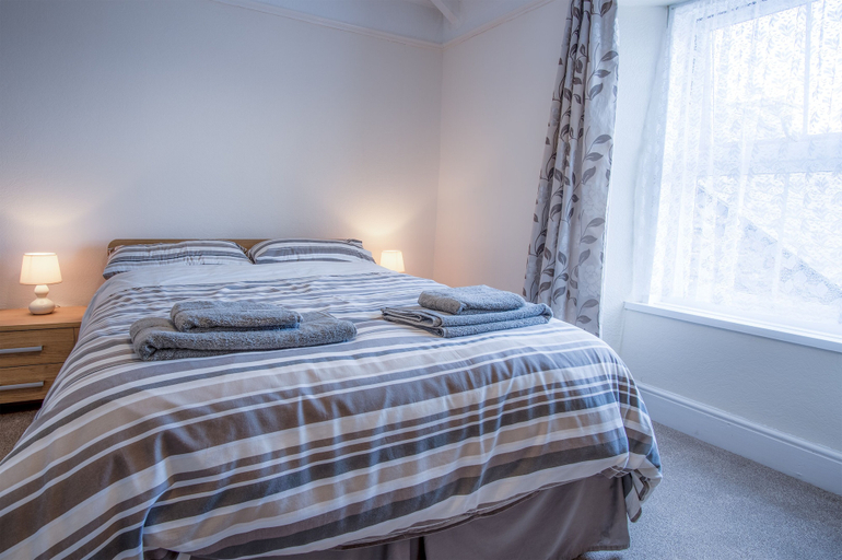 Bedroom 2, Dragons Den - 2 Bedroom Apartment - Tenby, Pembrokeshire