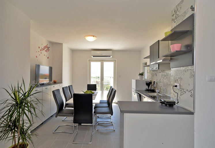 Others 5, Apartment 1938, Vodnjan