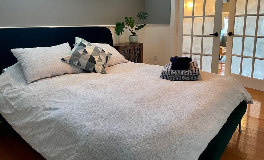 Bedroom 2, Les Chambres Roses, Central Okanagan