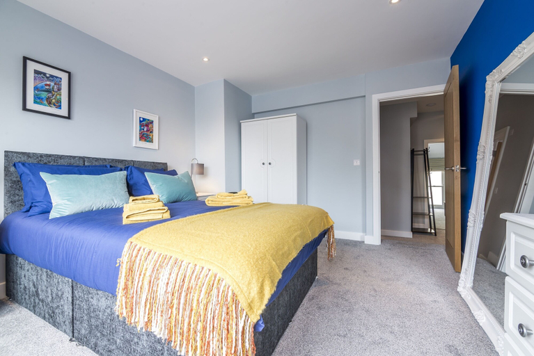 Bedroom 2, To Mawr - 2 Bedroom Apartment - Tenby, Pembrokeshire