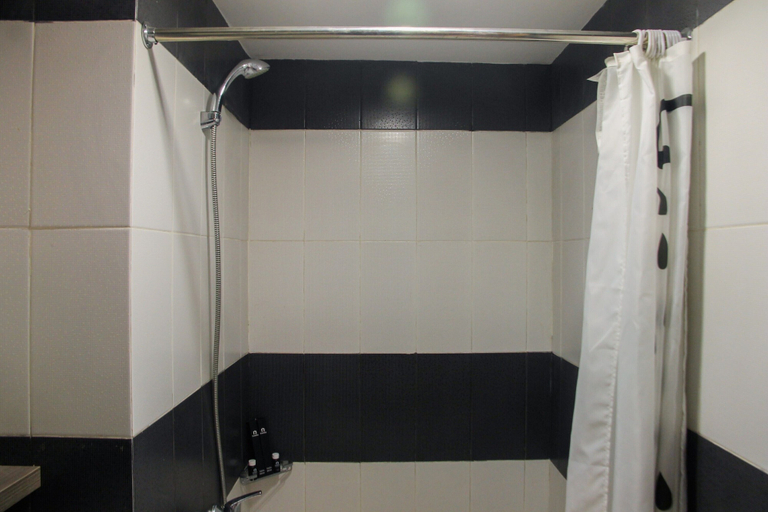 Bathroom 5, Modern 1BR with Sofa Bed @ Cinere Bellevue Apartment By Travelio, Depok