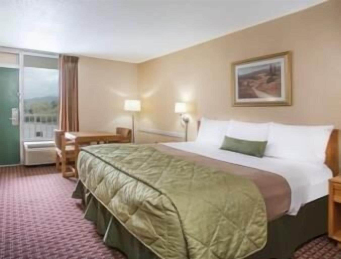 Bedroom 3, Ramada by Wyndham Wytheville, Wythe