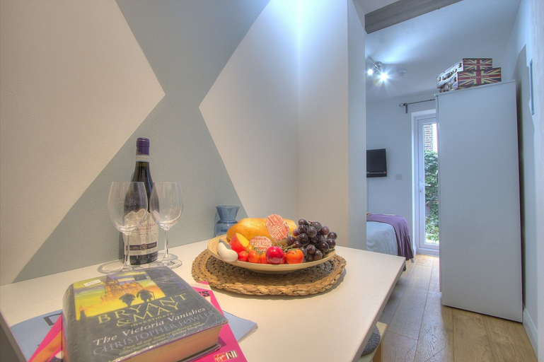 Food & Drinks, R1 Medium Studio, London