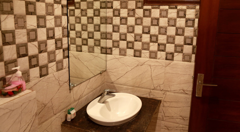 Bathroom 2, Hotel Geetasaar, Delhi