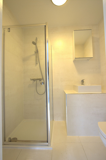 Bathroom 3, R2 Medium Studio, London