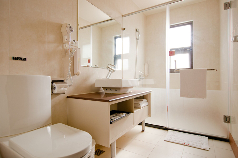 Bathroom 3, East Town 26, Hualien