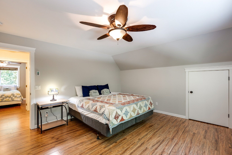 Bedroom 2, 22MBR - Hot Tub - Wi-Fi - BBQ - Pets OK - Sleeps 8, Whatcom