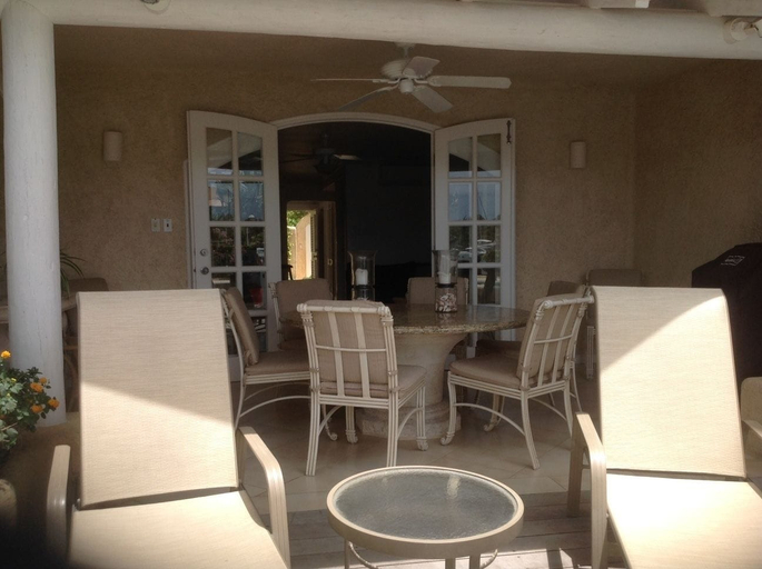 Food & Drinks, Holiday Home at 163 Port St Charles