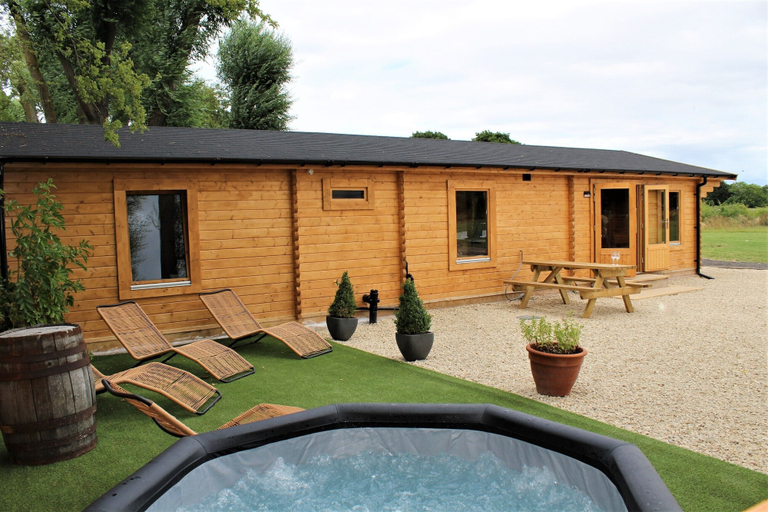 Exterior & Views 2, Stunning 5-bed Cabin in Ashton Under Hill, Worcestershire