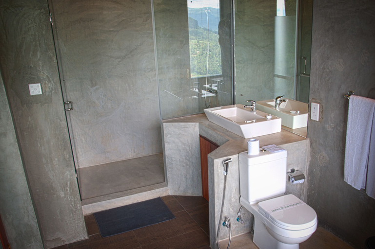 Bathroom 4, Oak Ray Tea Bush, Kothmale