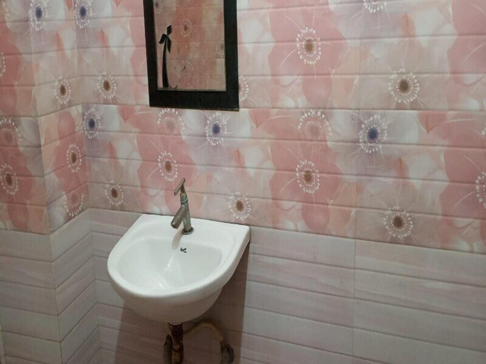 Bathroom, ADB Rooms Hotel De Pal Varanasi, Varanasi